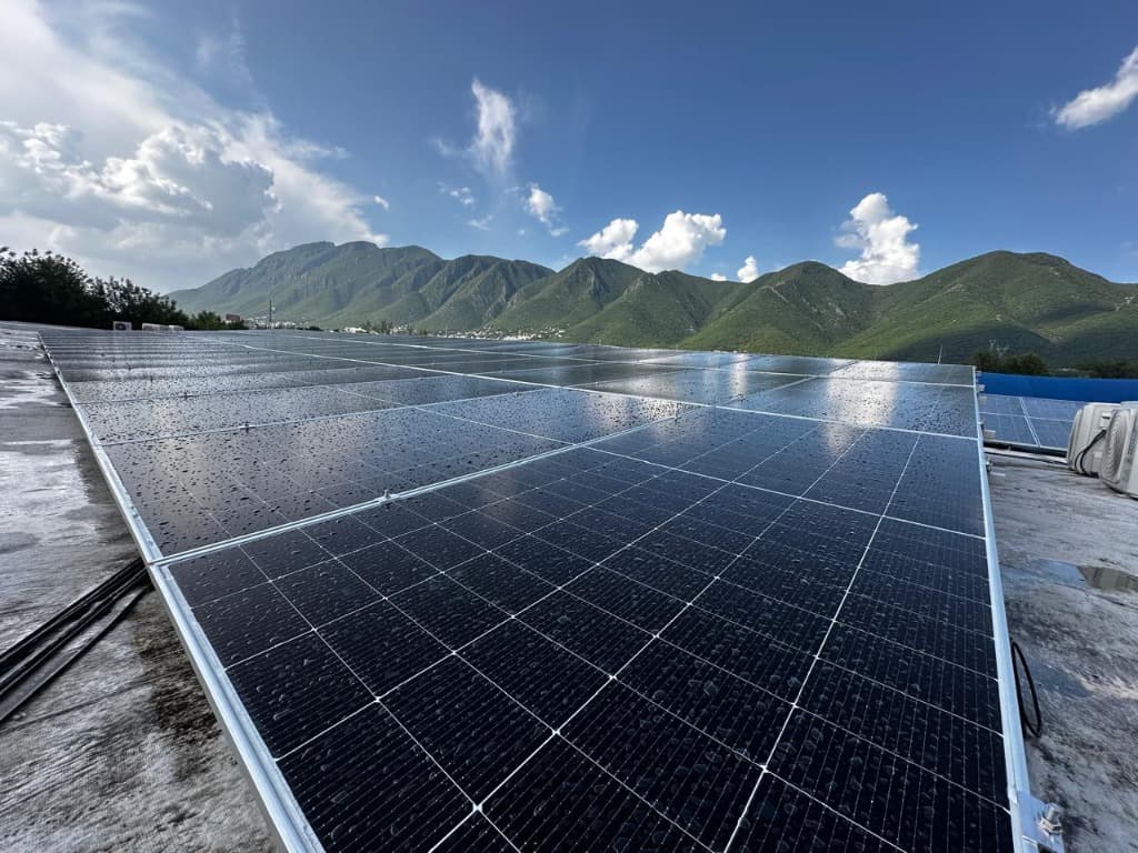 Instalación de paneles solares Genera México con vista a las montañas